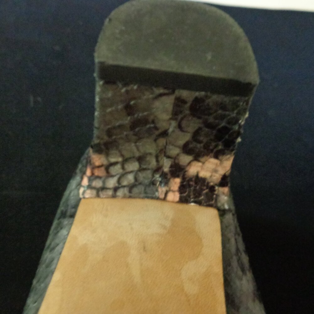 SJP Sarah Jessica Parker Snakeskin Gray and Pink Pumps - Picture 7 of 10